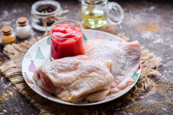 Курица в томатном соусе в духовке фото 1
